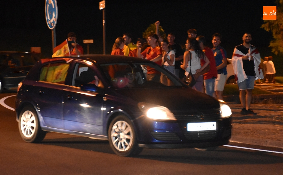 Ciudad Rodrigo celebra a golpe de claxon el pase a la final de la Eurocopa