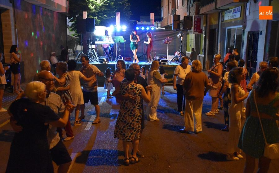 Animada velada de baile en Santa Ana con el trío Noches de Luna