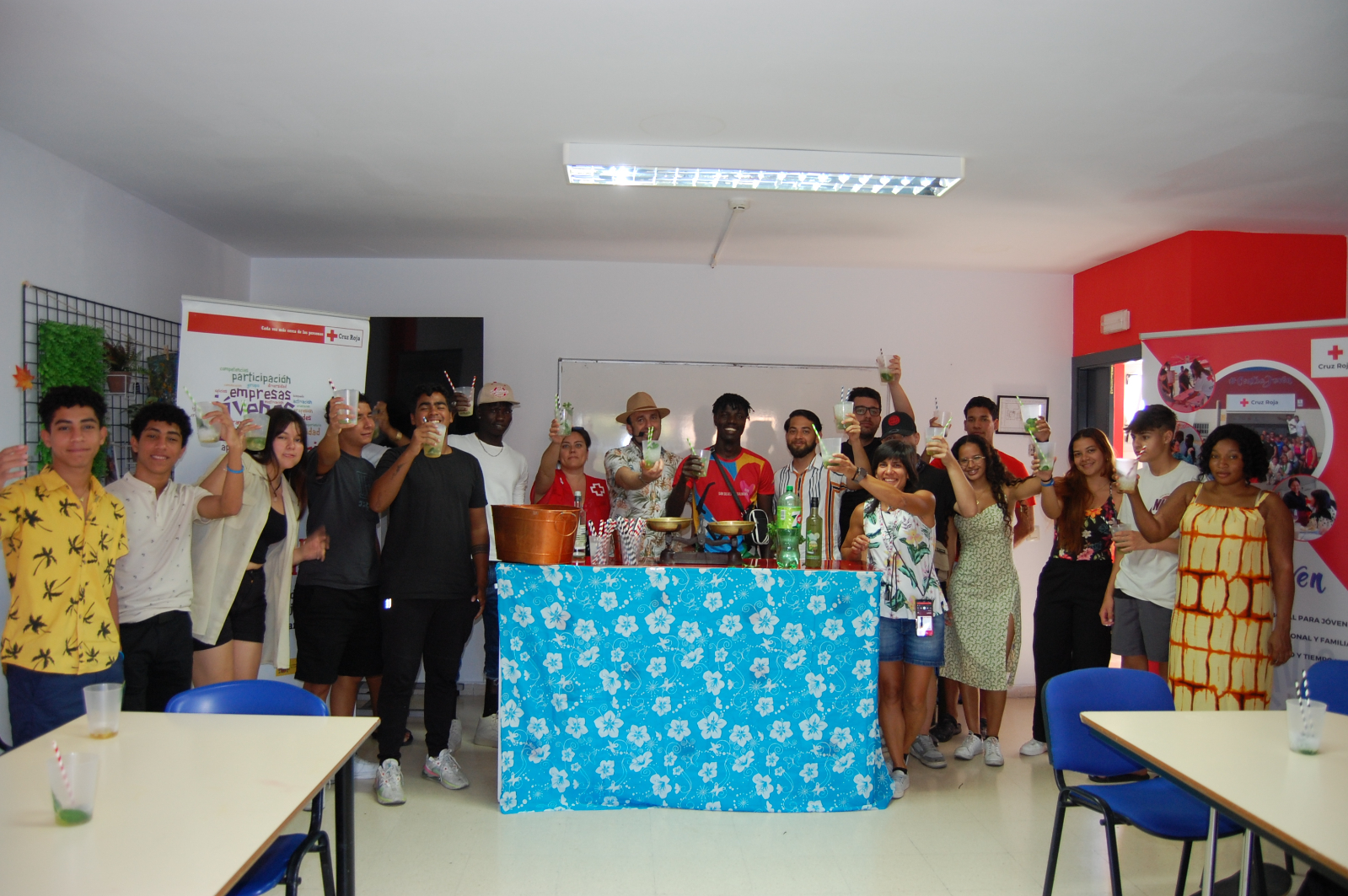 El Centro Joven de Cruz Roja en Salamanca y Teo Marcos, unidos por un taller de cócteles
