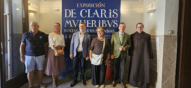El rector de la Universidad de Salamanca visita en Alba de Tormes la exposición ‘De Claris Mulieribus’
