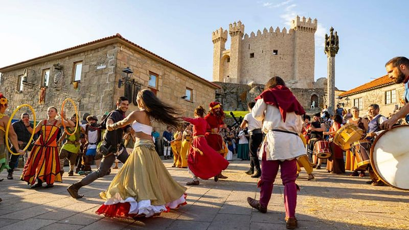 La Feria Medieval de Penedono se celebra bajo el bastión de su castillo 
