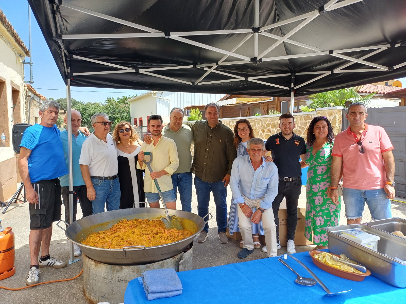 Hinchables acuáticos, ibéricos, verbena de la orquesta ‘Golden’ y una paella popular ponen la fiesta en Cabezuela