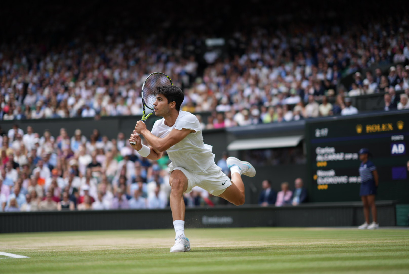 Alcaraz hace historia al pasar por encima de Djokovic en la final y conquista su segundo Wimbledon