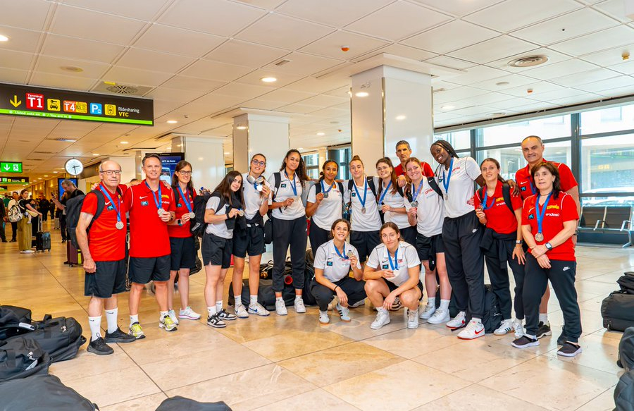 El doctor Carlos Moreno, del Perfumerías Avenida, subcampeón de Europa con España