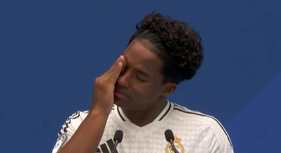 Endrick, entre lágrimas, presentado por el Real Madrid con un Bernabéu abarrotado
