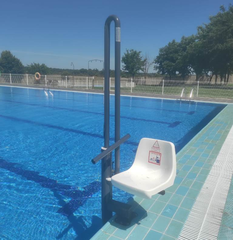 Las piscinas de El Sahúgo estrenan una silla para personas con discapacidad
