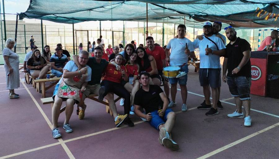 Los participantes en el Torneo de Pádel de Castillejo aparcan sus palas para vivir la final