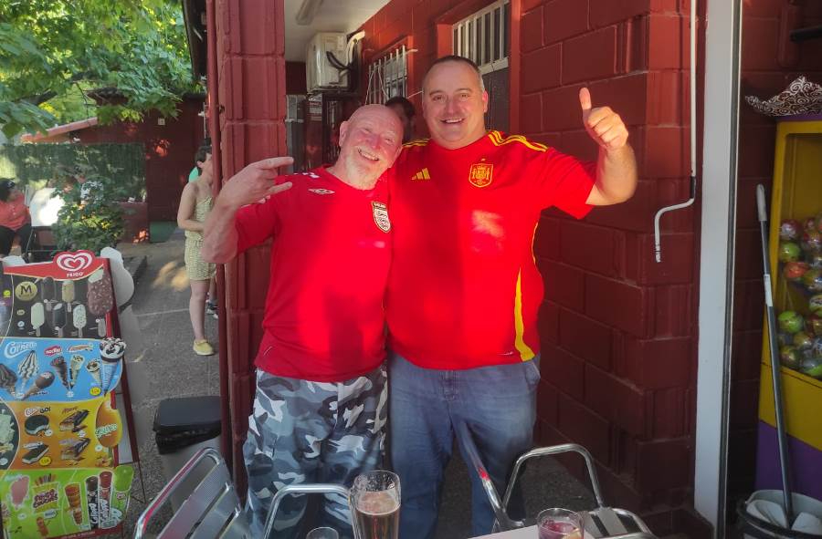 Hinchas mirobrigenses e ingleses presencian juntos en el Camping la lucha por la Eurocopa