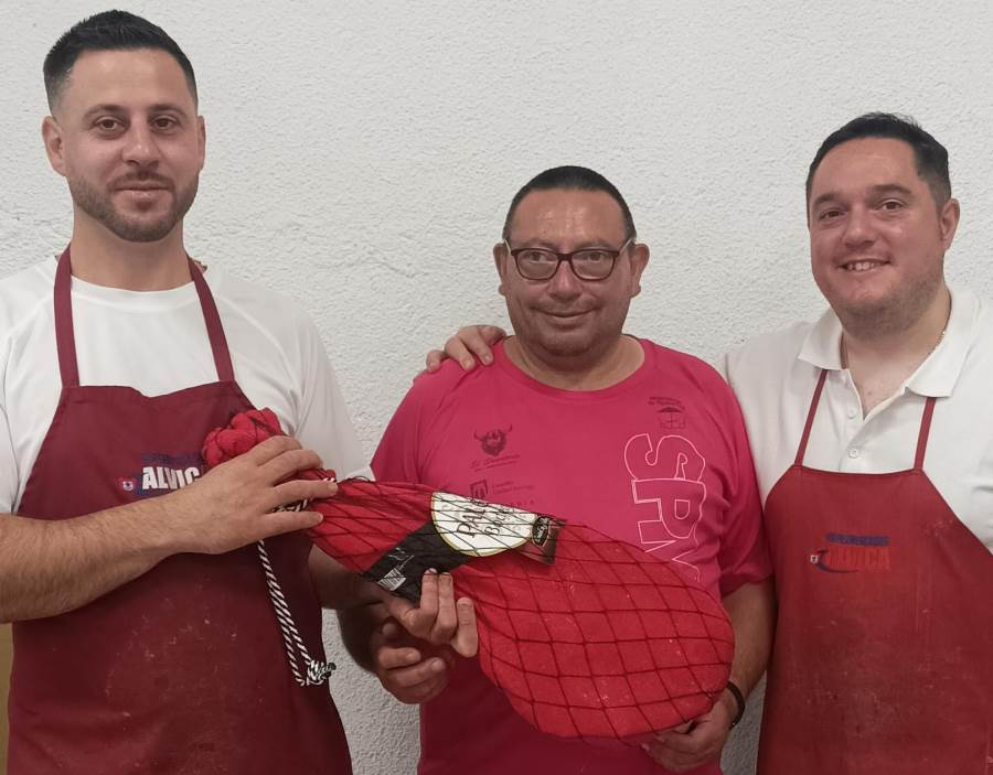 La AVV de San Andrés entrega los regalos de los sorteos de sus fiestas