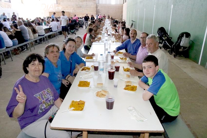 Villar de Peralonso muestra la parte solidaria de sus fiestas con una paella de casi 400 raciones