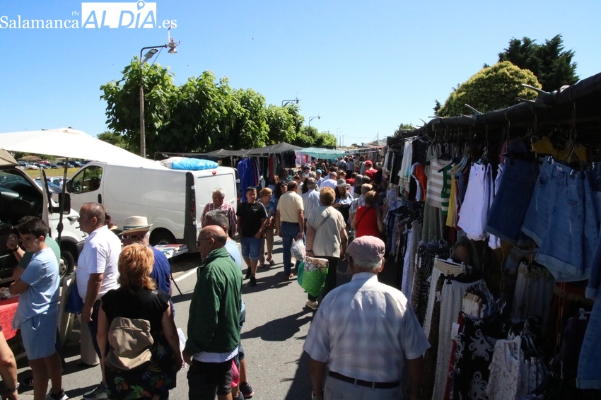 La entrada del verano y las vacaciones abarrotan Trabanca durante el mercadillo