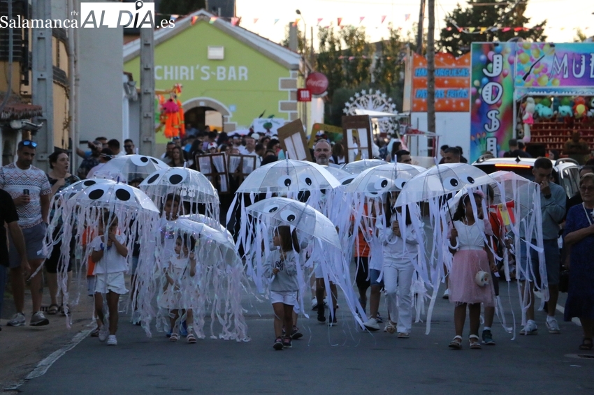Arrancan las fiestas de Boada con el desfile de peñas y carrozas, y el pregón de la familia Moro Angoso 