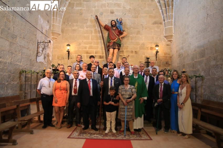 Multitudinaria procesión de coches en Guadramiro bajo la bendición de San Cristóbal