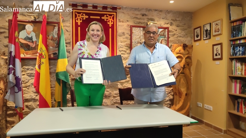 La vicepresidenta y consejera de Familia firma con el alcalde de Peralejos el convenio de ‘Viviendas en red’