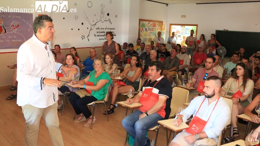 Una quincena de expositores dan vida este fin  de semana a la II Feria del Vino de Aldeadávila 