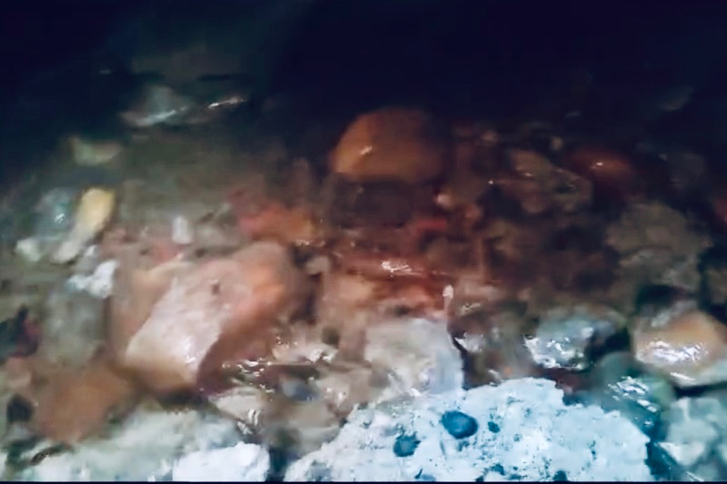 Operarios de Villoria localizan una fuga de agua que había generado un hueco de más de un metro bajo el suelo