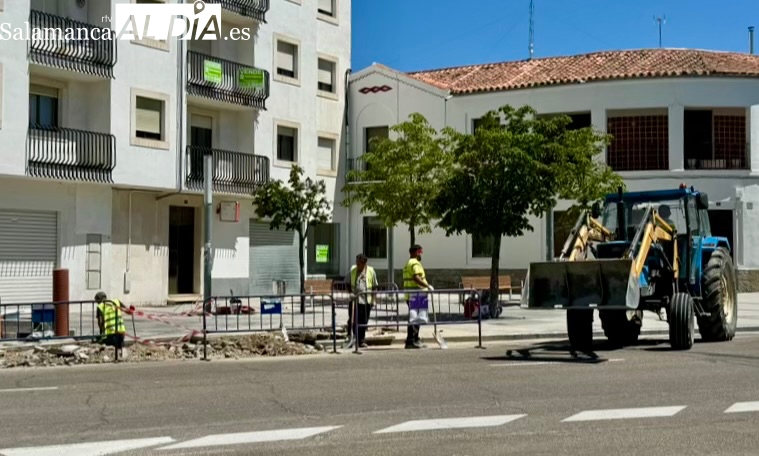 Una avería de agua moviliza maquinaria y operarios del Ayuntamiento en la calle Carmen