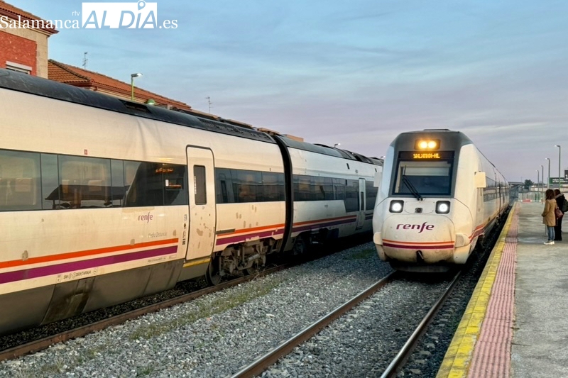 Más de dos horas de espera a más de 30 grados: Indignación entre los viajeros del tren en Peñaranda tras una nueva avería