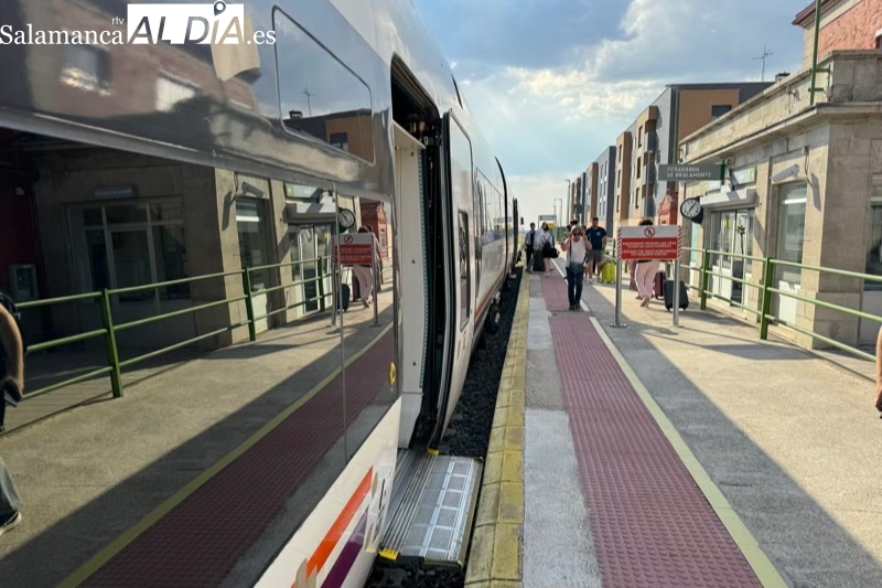 Suma y sigue: Más de una hora de retraso y viajeros esperando en plena ola de calor en Peñaranda tras una nueva avería del tren 
