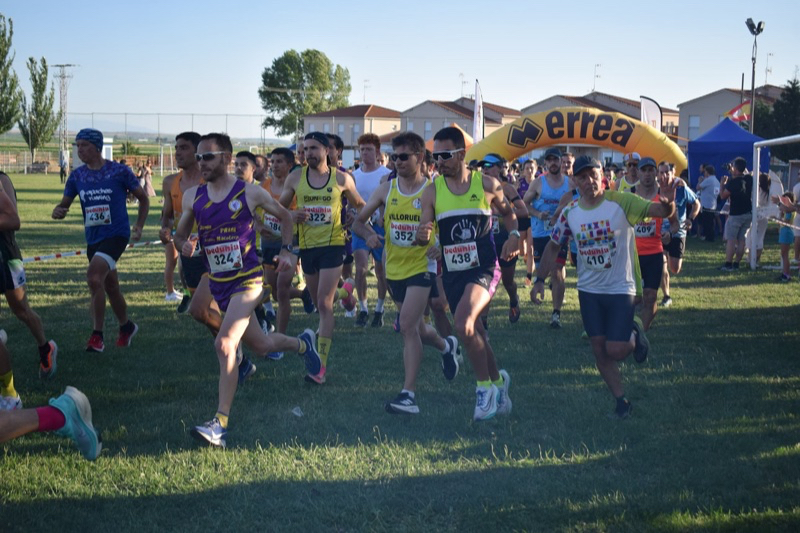 Cientos de personas se suman a la XVI Carrera Popular de Villoruela, coronada por Daniel Ayuso y Ester Rodríguez
