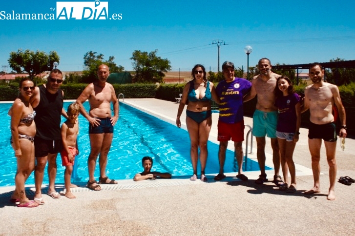 Solidaridad y deporte, unidos en Macotera en una nueva edición de su iniciativa ‘Mójate por la esclerosis múltiple’