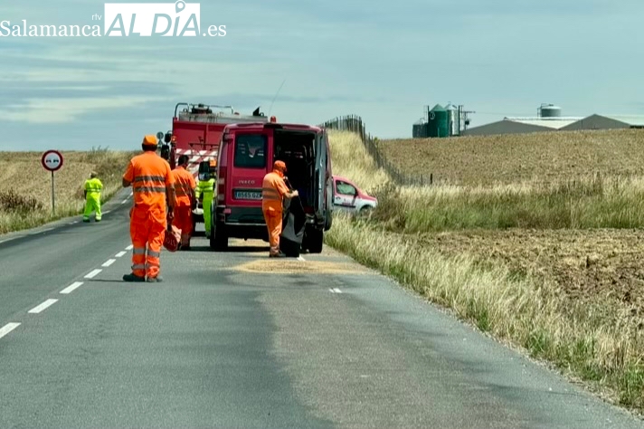 La Junta parchea la carretera de Macotera entre las quejas de los conductores