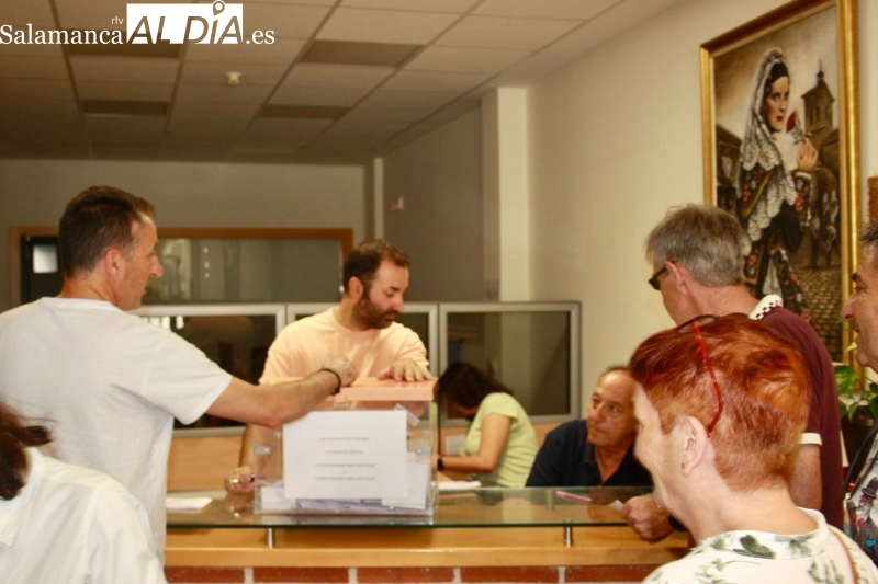 Colas y un continuo ir y venir en Macotera para votar la Corte de Honor de San Roque 2024