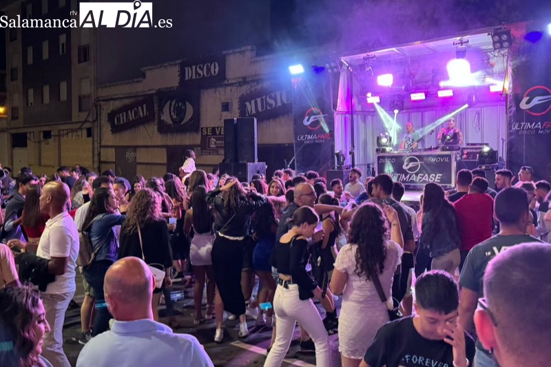 Una animada disco móvil pone el ritmo festivo en la calle Carmen