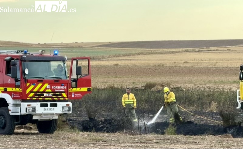 Varias dotaciones de bomberos, helicópteros y agricultores, unidos para extinguir un incendio entre Macotera y Santiago de la Puebla