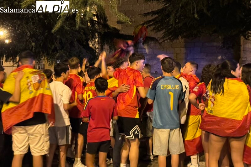 La fiesta por el triunfo de la selección llega hasta la Fuente de los Cuatro Caños