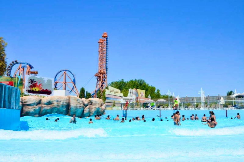 El Ayuntamiento organiza una excursión veraniega para jóvenes al Parque Warner Beach y El Retiro