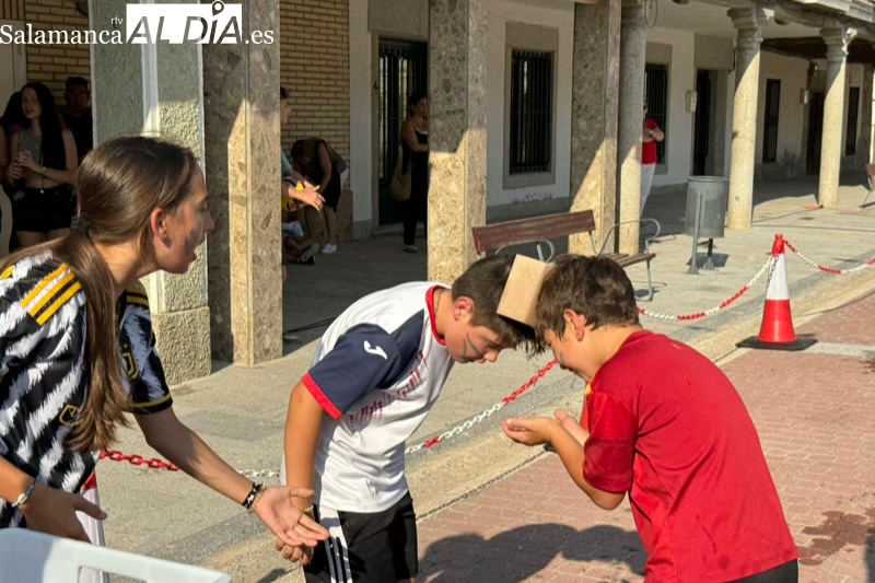 Diversión y agua protagonizan los numerosos juegos de la gincana en Santiago de la Puebla