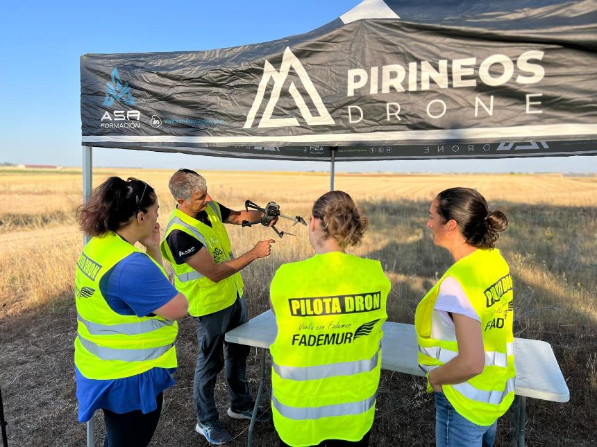 Una treintena de mujeres inician su formación práctica en el pilotaje de drones en el Pedroso de la Armuña gracias a la asociación Ademur