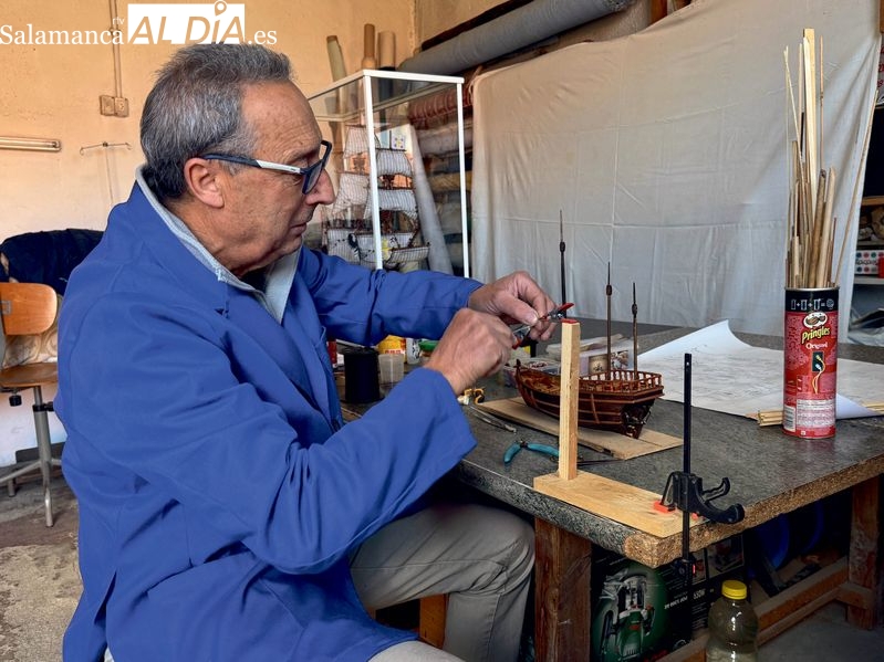 Maquetas a escala de barcos históricos, la original pasión de este peñarandino