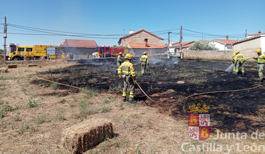 Una negligencia causa un pequeño incendio forestal en Muñoz