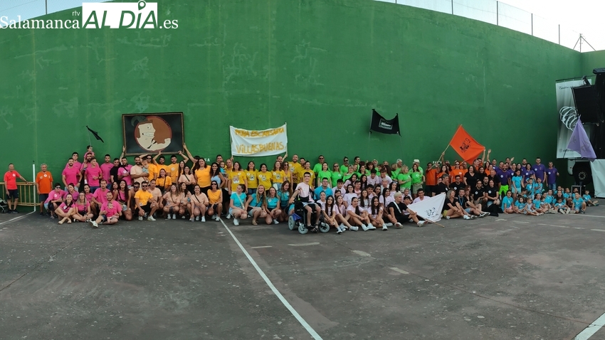 Las peñas visten de color las fiestas de Villasbuenas