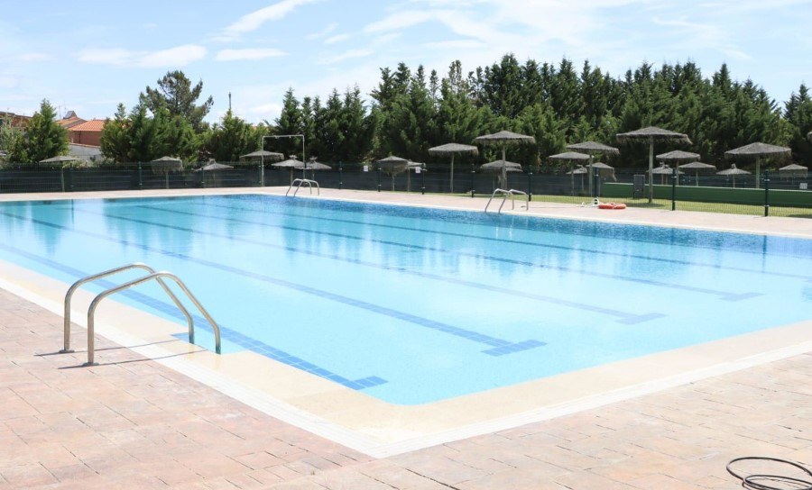 Fuentes de Oñoro rebaja el precio de la entrada a su piscina por la ola de calor