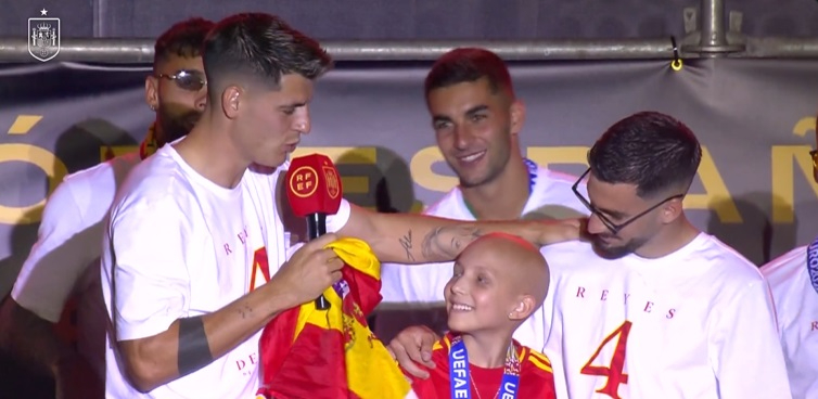 Este es el jugador de la selección española que rompió el protocolo para que M4RÍA disfrutase de la fiesta de la Eurocopa