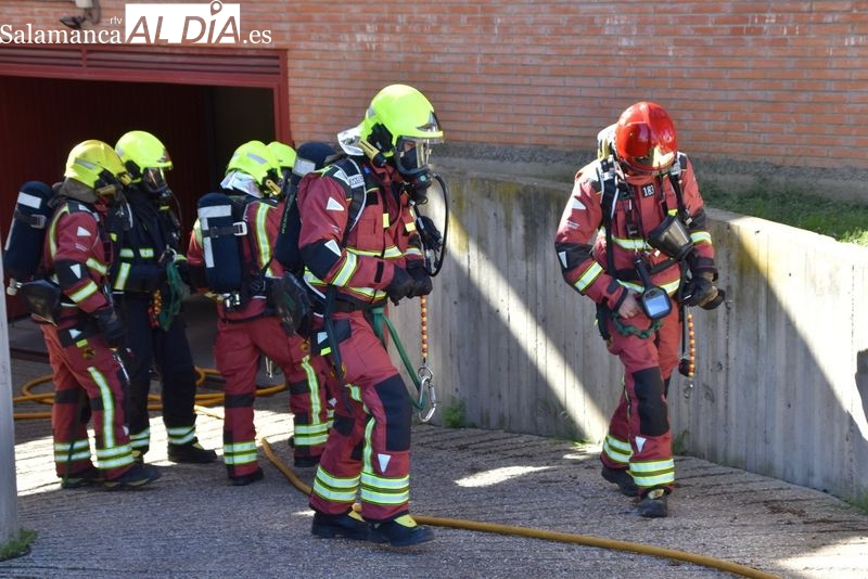 Incendio de dos vehículos en un parking de la calle Gómez Arias