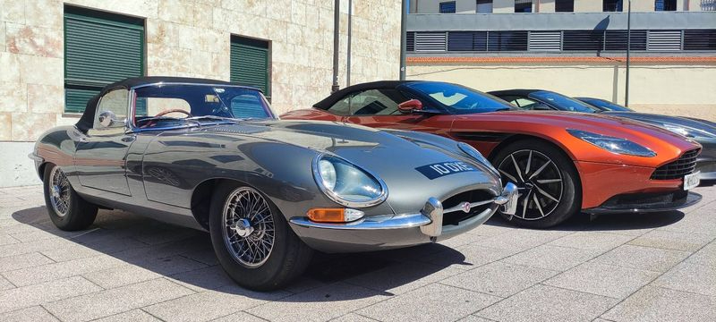 Una exposición de vehículos de lujo a las puertas del Museo de Automoción