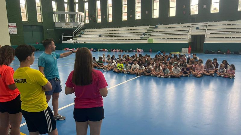 Más de un centenar de niños disfrutan el mes de julio en las Escuelas de Verano del Piensos Durán Albense FS