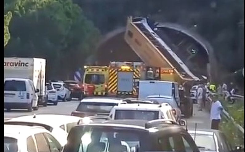 Espectacular accidente de un autobús a la entrada del túnel de Pineda de Mar (Barcelona)