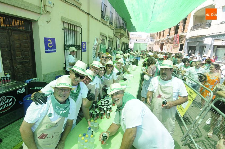  Una comida popular organizada por la Comisión de Festejos promociona la carne de toro bravo