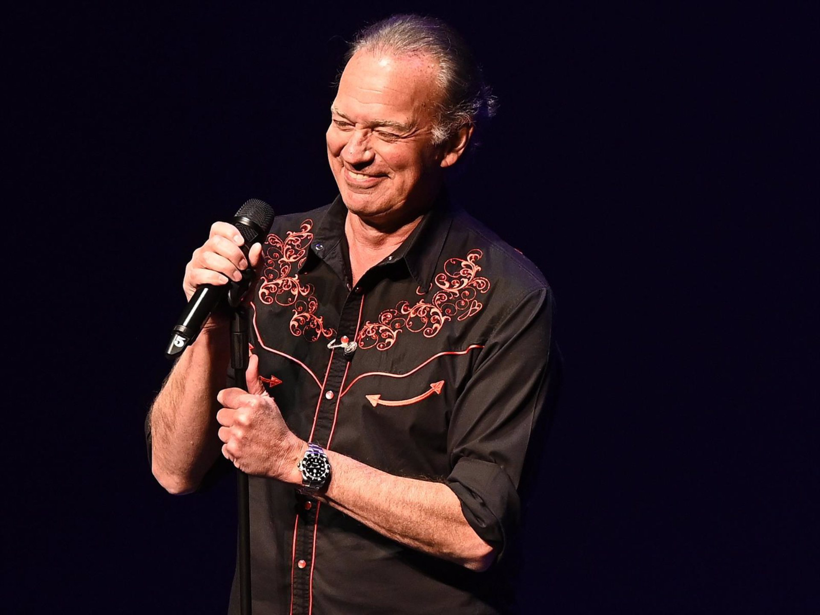 Los problemas vocales de Bertín Osborne le obligan a decir adiós a su gira de verano 