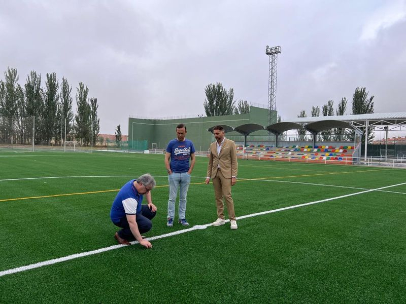 El campo de fútbol de Carbajosa ya tiene su césped artificial de última generación