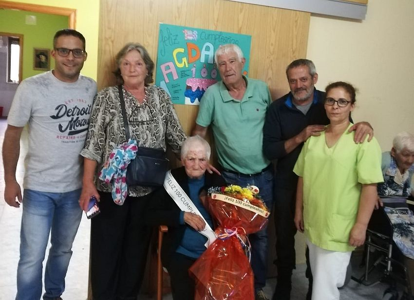 Magdalena Rubio celebra su centenario en compañía de su familia