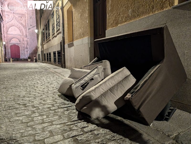 Un sofá abandonado en la calle Calderón de la Barca