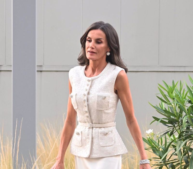 La reina Letizia, deslumbrante de blanco y con impresionantes joyas en una de sus citas favoritas