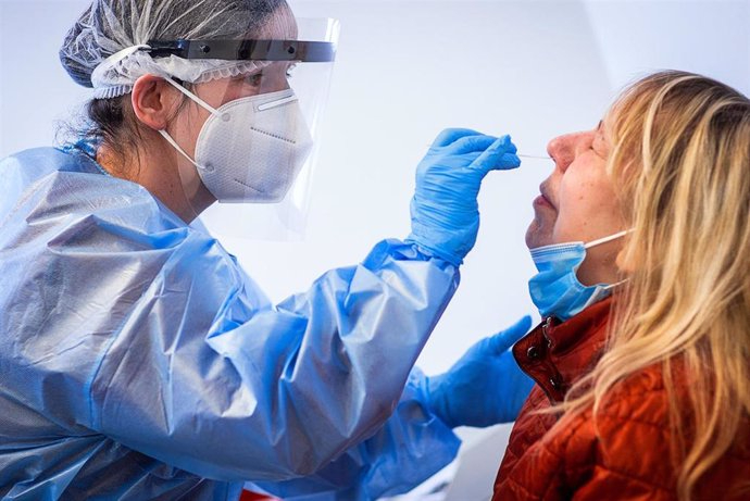 Expertos europeos llaman a la vacunación contra la Covid-19 en otoño ante el aumento de casos