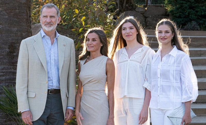 Los reyes Felipe y Letizia se suman al look total white de sus hijas 